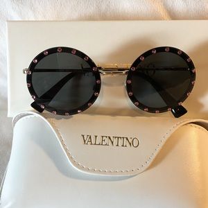 😎 Valentino round metal sunglasses 😎